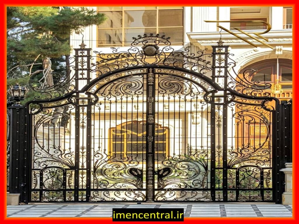 افزایش امنیت ساختمان با درب حیاط فرفورژه افزایش امنیت ساختمان با درب حیاط فرفورژه