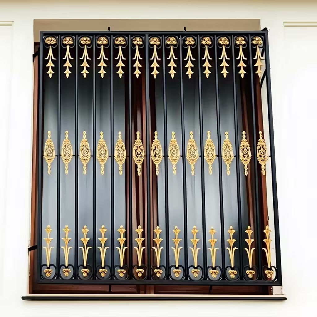 حفاظ پنجره افشان با طراحی سلطنتی و نقوش فرفورژه