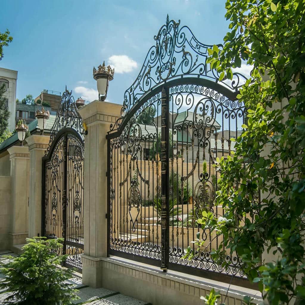 درب حیاط در همدان