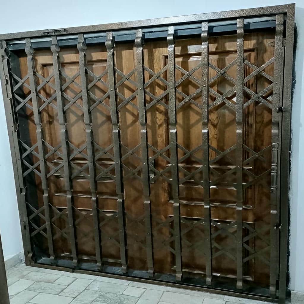 درب آکاردئونی در ساوه