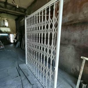 درب آکاردئونی در فیروزکوه