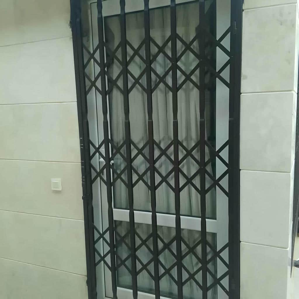درب آکاردئونی در پردیس