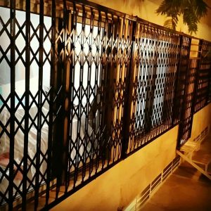 درب آکاردئونی در نیشابور