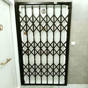 درب آکاردئونی در بندر دیلم