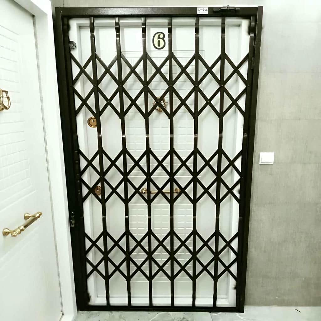 درب آکاردئونی در بندر دیلم