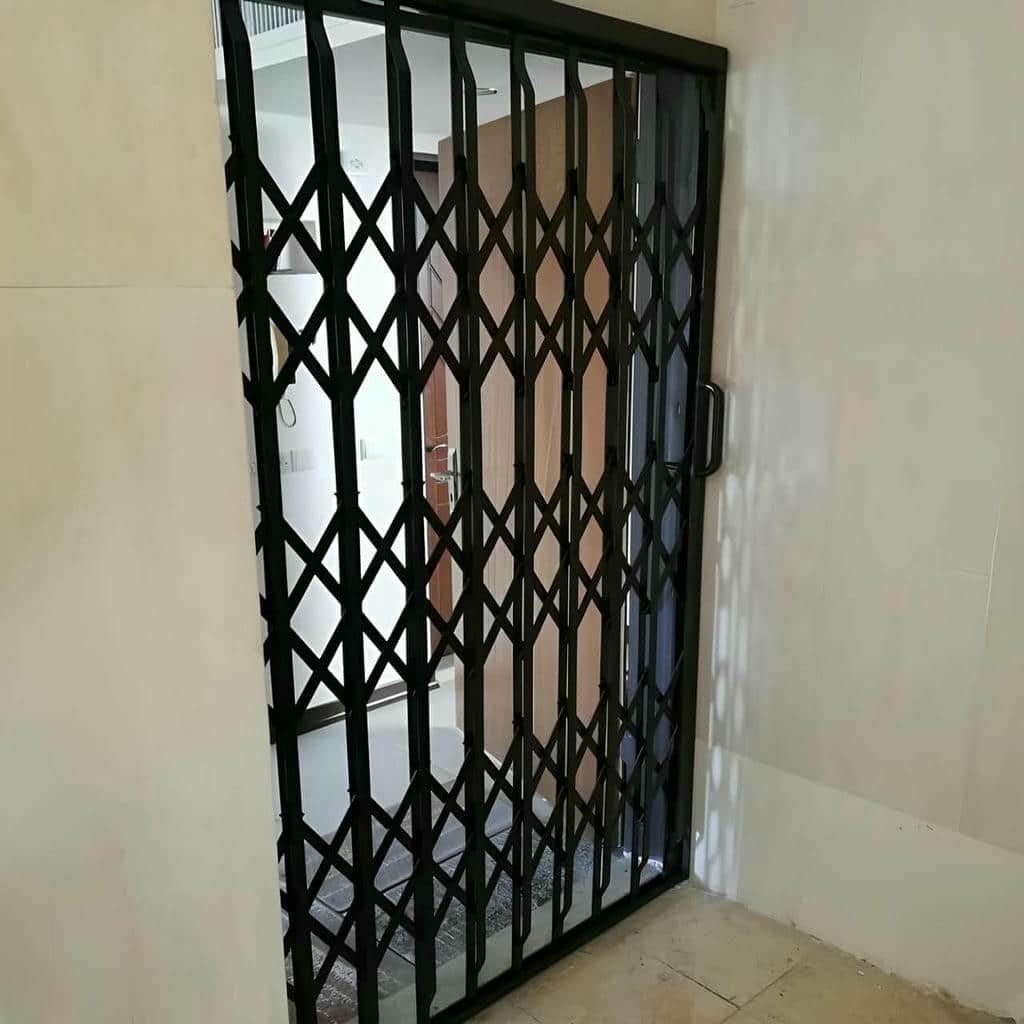 نصب درب آکاردئونی چهارگل در کاشان
