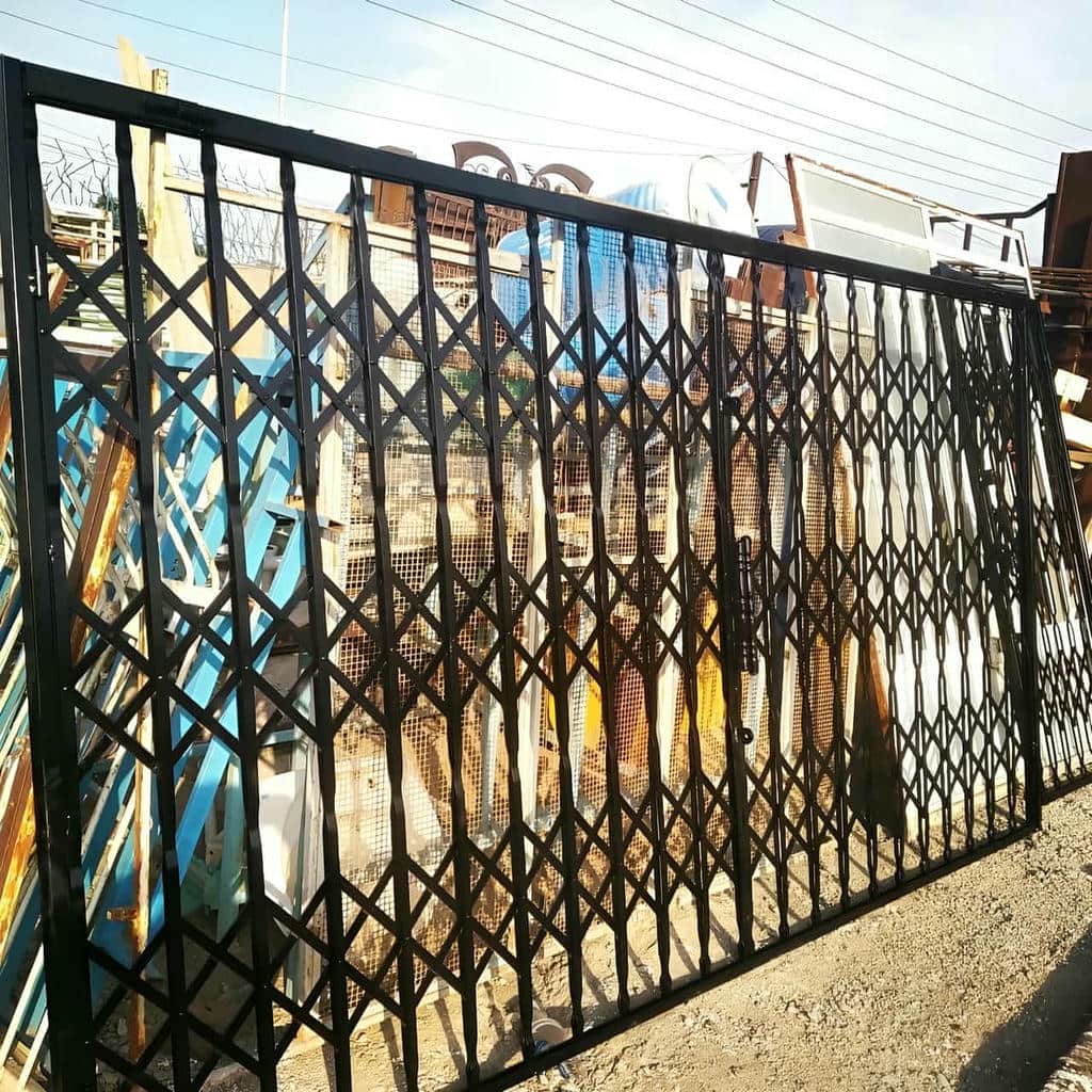 درب آکاردئونی در عظیمیه کرج