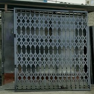 درب آکاردئونی در قزوین