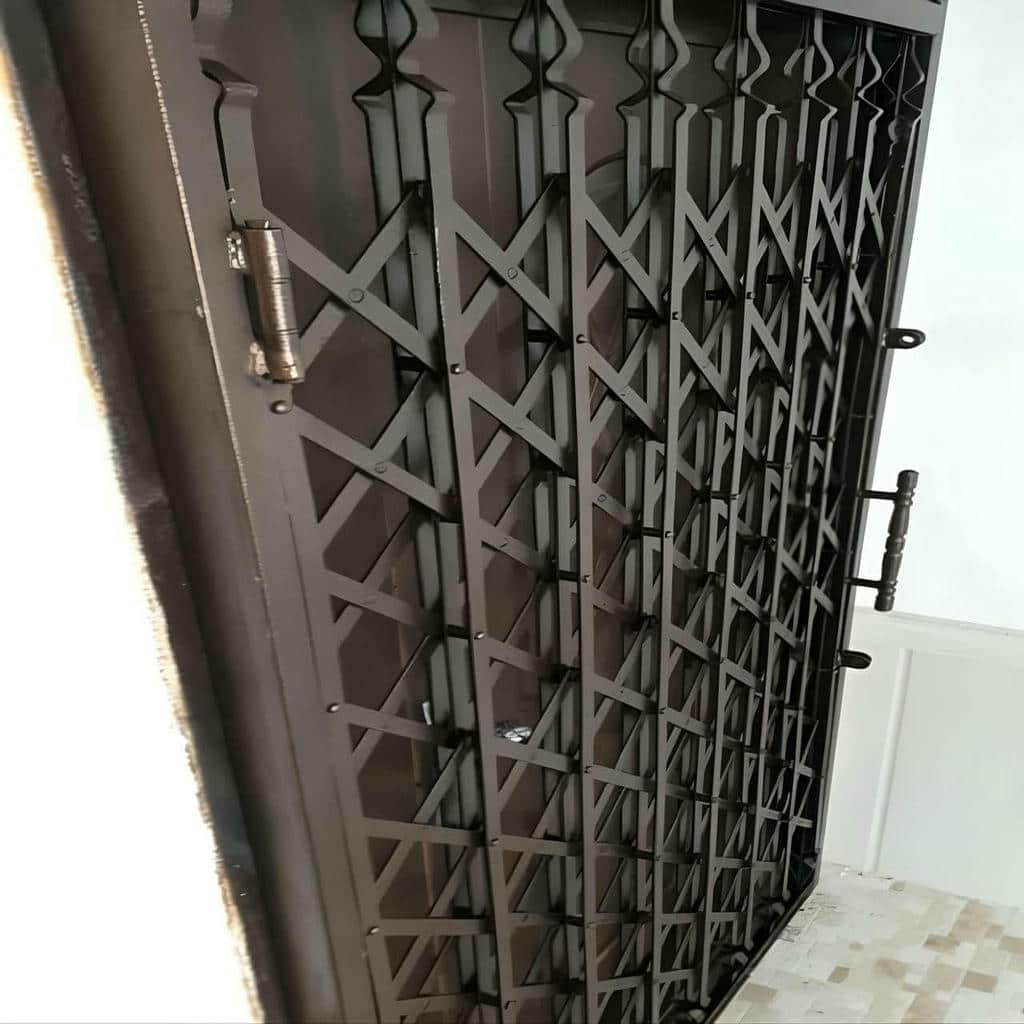 درب آکاردئونی در اردبیل