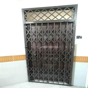 درب آکاردئونی در کاشان