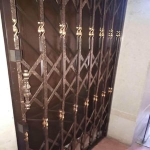 درب آکاردئونی در بندر لنگه