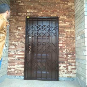 درب آکاردئونی در بندر انزلی