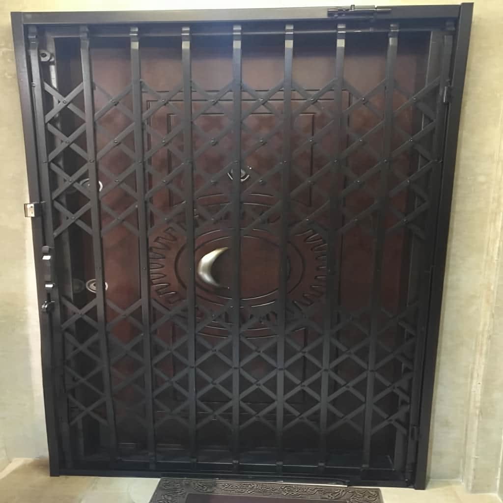 درب آکاردئونی با جوشکاری تمیز روی اتصالات
