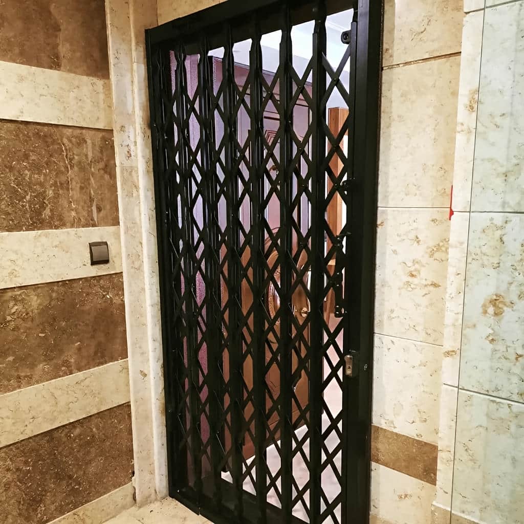 حفاظ فلزی با ریل روان برای درب آکاردئونی