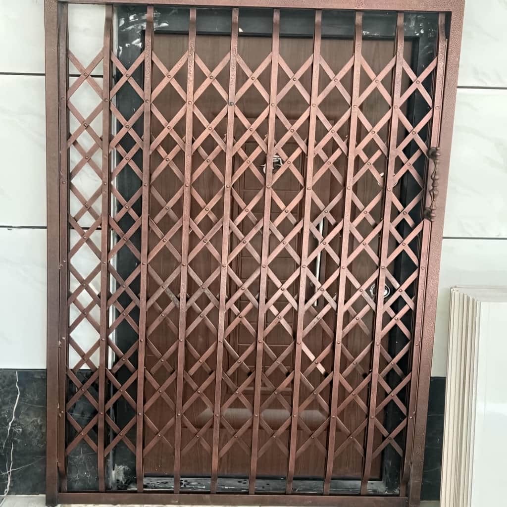درب آکاردئونی با ریل روان و حرکت جمع شونده