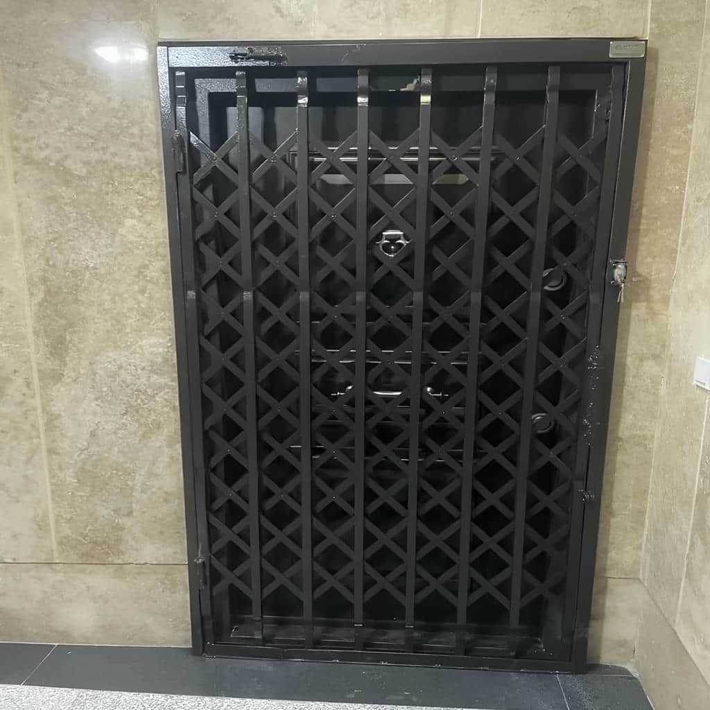 حفاظ ساختمان پیش از سفر با ریل روان برای درب آکاردئونی