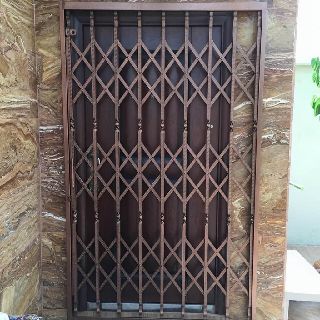 درب آکاردئونی با یراق مناسب برای استفاده روزانه