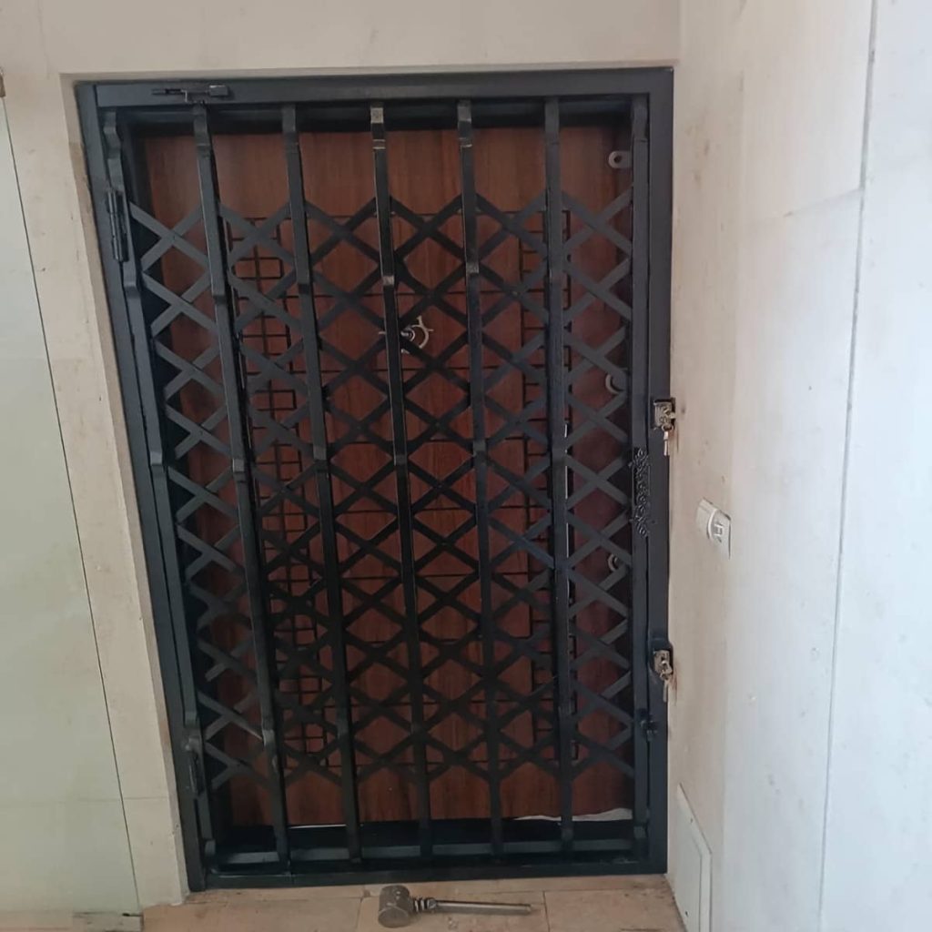 درب آکاردئونی با پوشش رنگ مقاوم روی بدنه