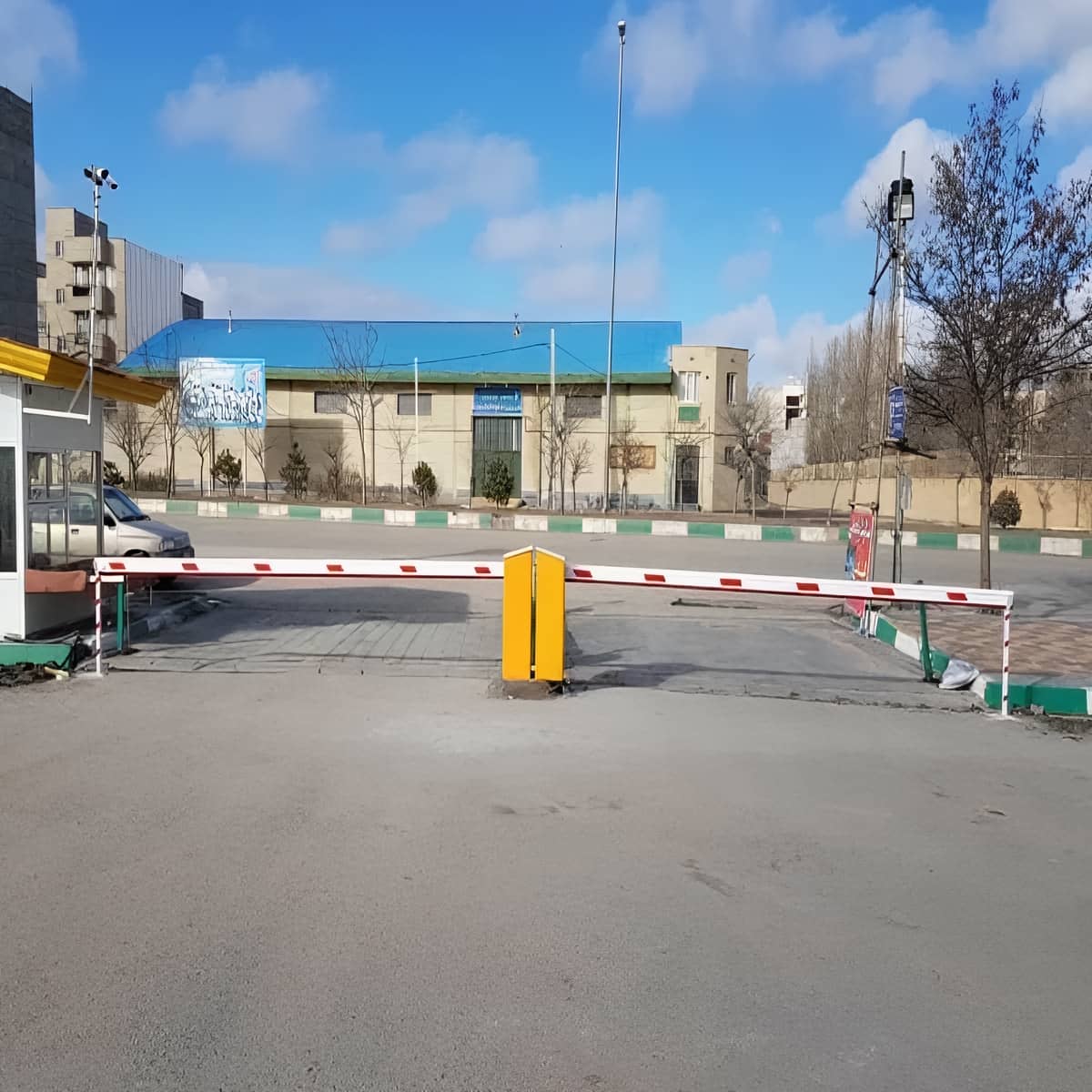راهبند پارکینگ منازل شخصی با بازوی متحرک ورودی نصب راهبند پارکینگ منازل شخصی