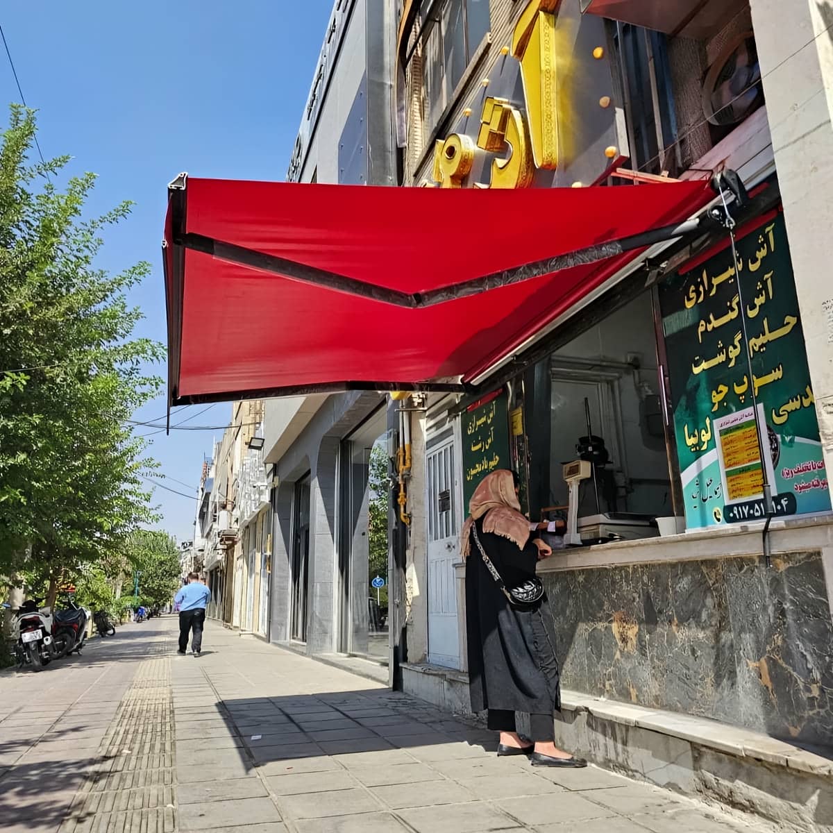 سایبان برقی مغازه با نصب دقیق روی نمای فروشگاه سایبان برقی مغازه با نصب دقیق روی نمای فروشگاه