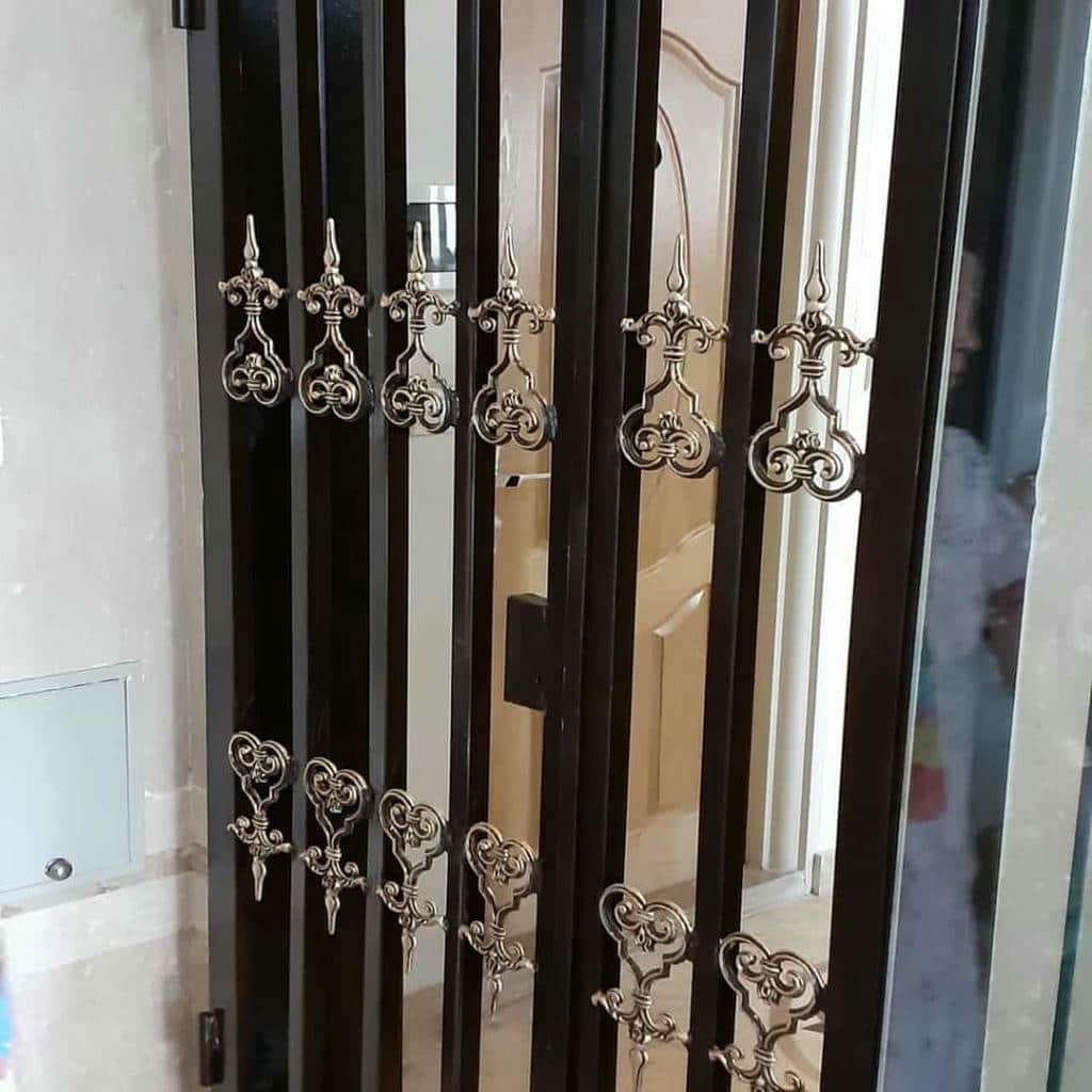 درب آکاردئونی ضد سرقت با فریم محکم کنار ورودی