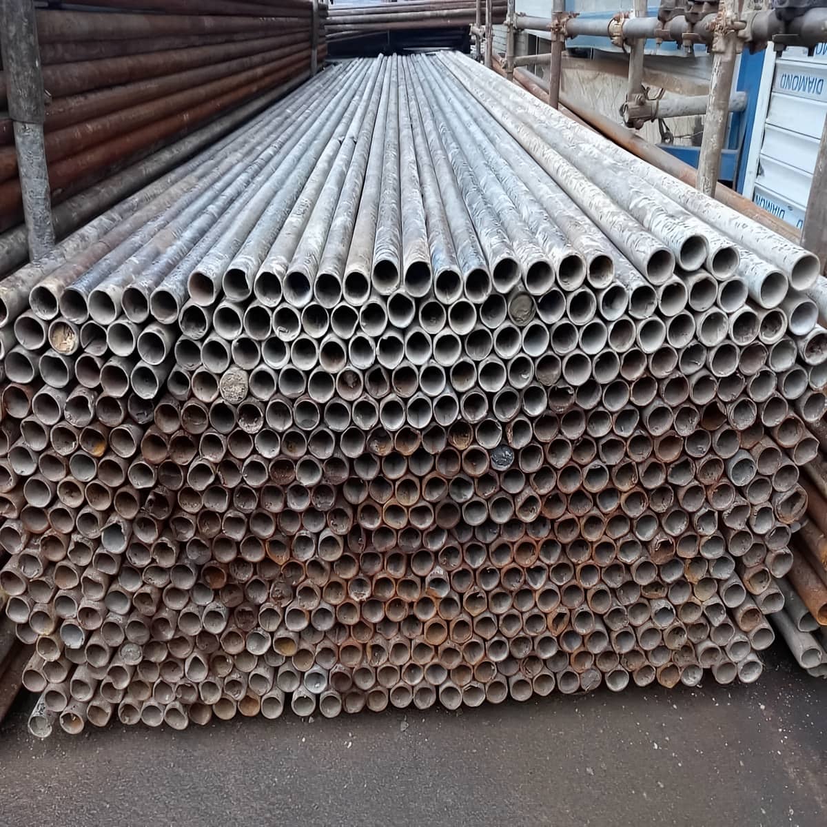 لوله داربست در پروژه عمرانی کنار زیرگذر با مهاربندی ایمن لوله داربست در پروژه عمرانی کنار زیرگذر با مهاربندی ایمن