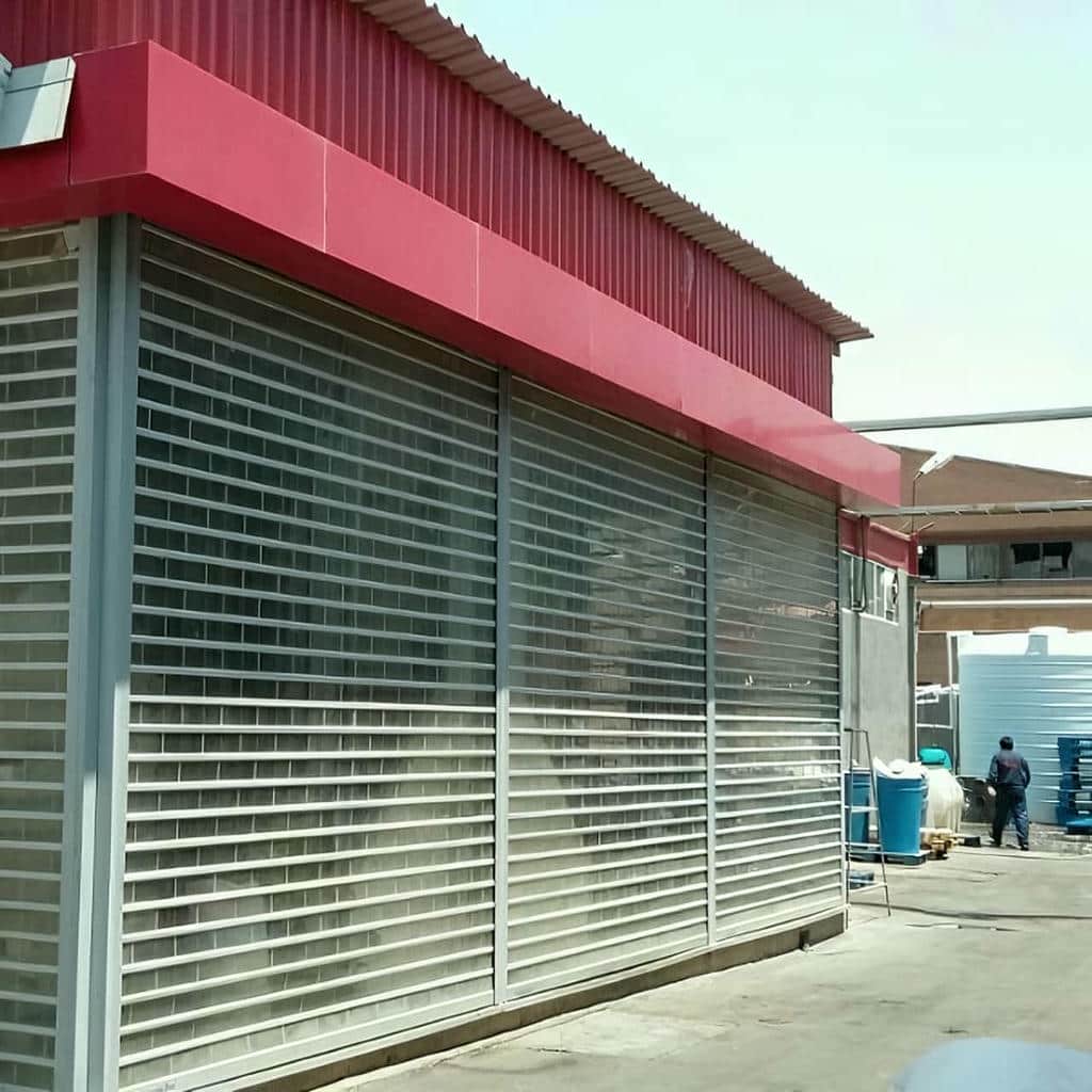 کرکره برقی ساختمان تجاری با تجهیزات ایمنی ورودی