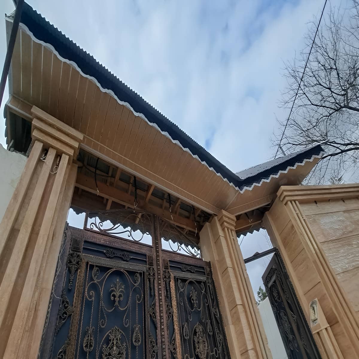 آردواز سقف شیبدار با رنگ هماهنگ نما آردواز سقف شیبدار با رنگ هماهنگ نما