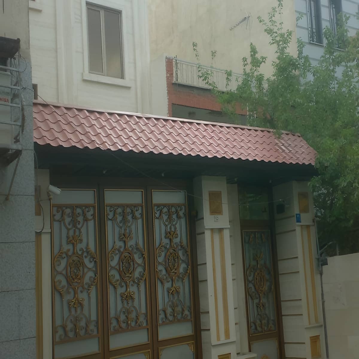 آردواز فلزی شیک ویلا با نصب منظم سقف آردواز فلزی شیک ویلا با نصب منظم سقف