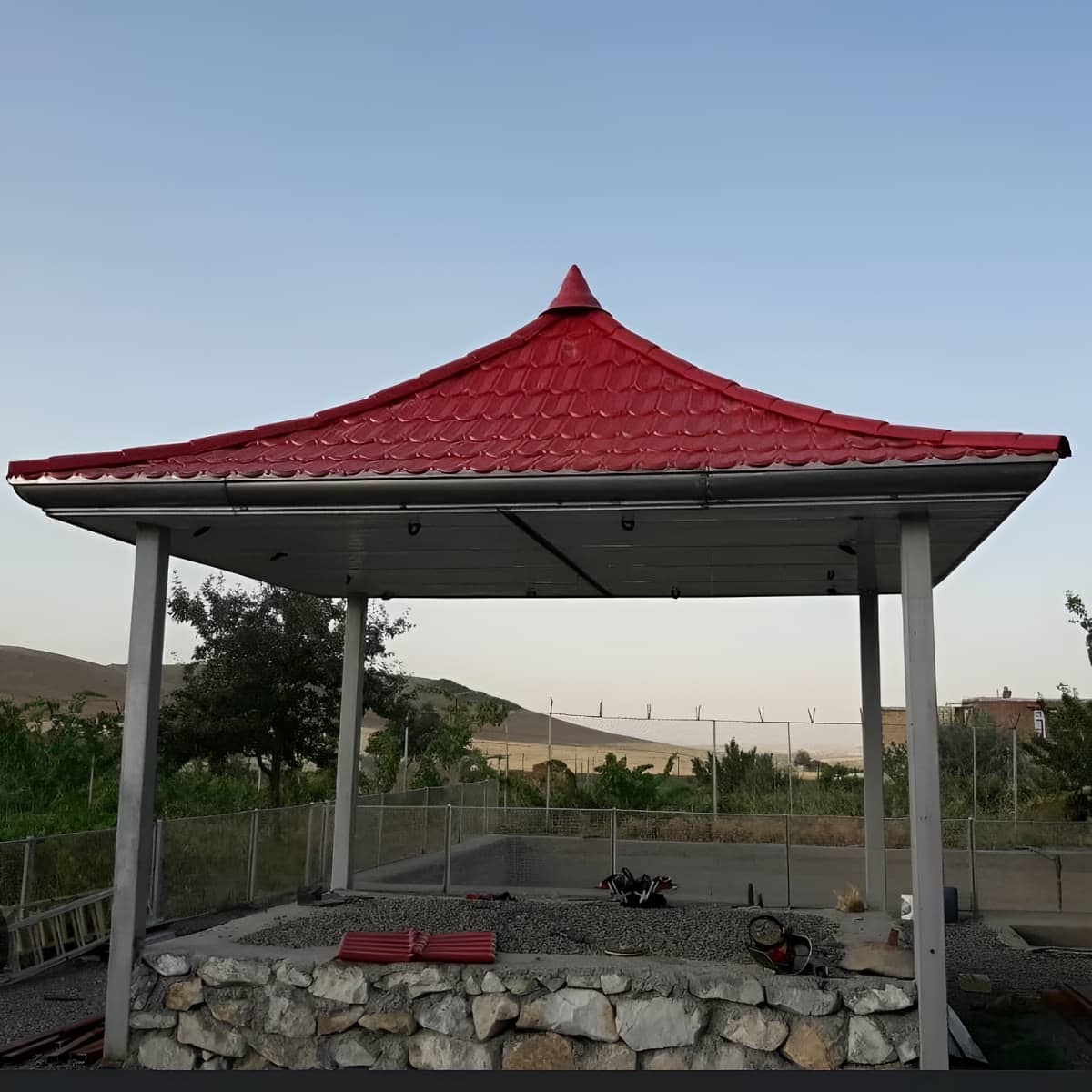 آردواز سقف شیبدار با آب بندی دقیق درزها آردواز سقف شیبدار با آب بندی دقیق درزها