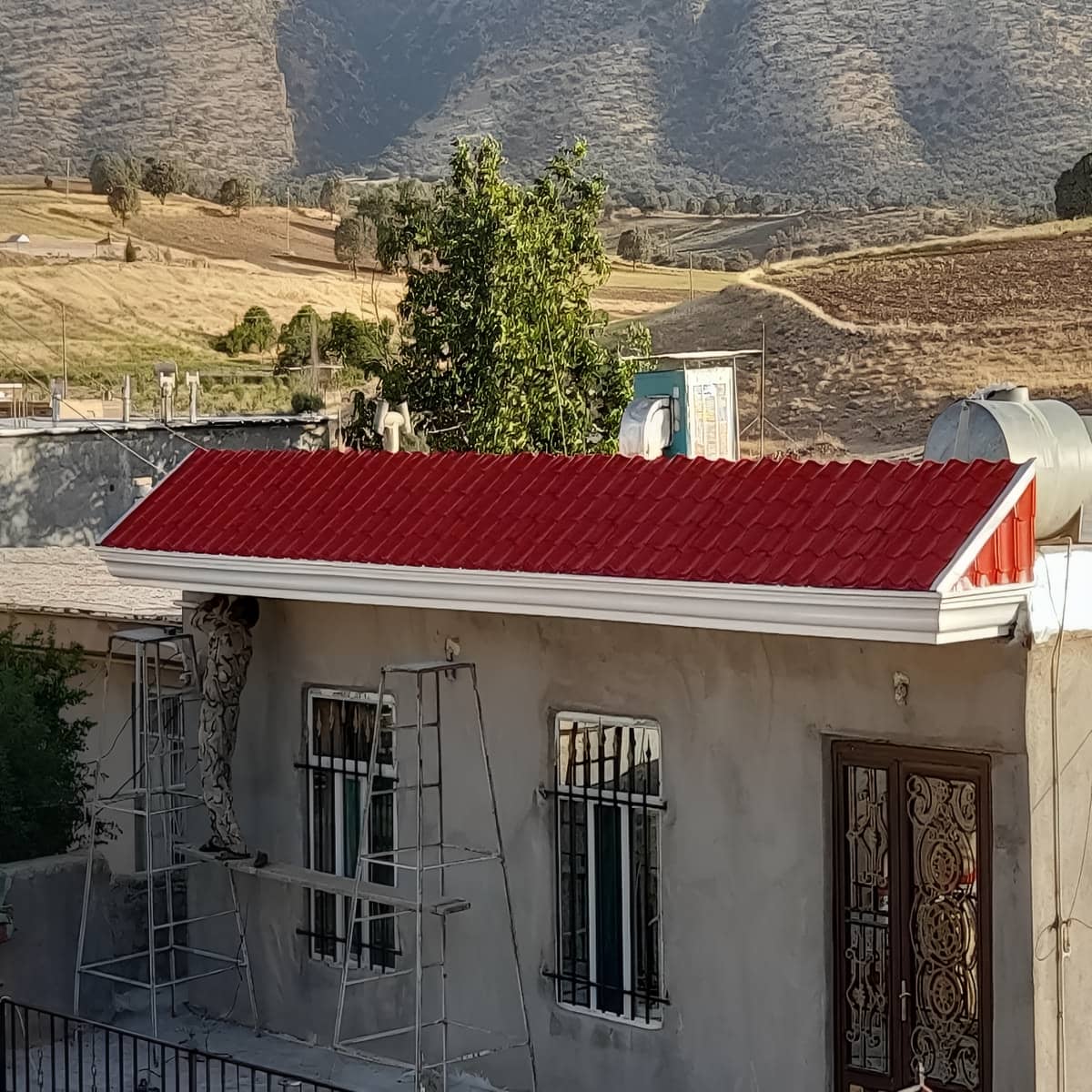 آردواز سقف شیبدار با فلاشینگ تمیز لبه ها آردواز سقف شیبدار با فلاشینگ تمیز لبه ها
