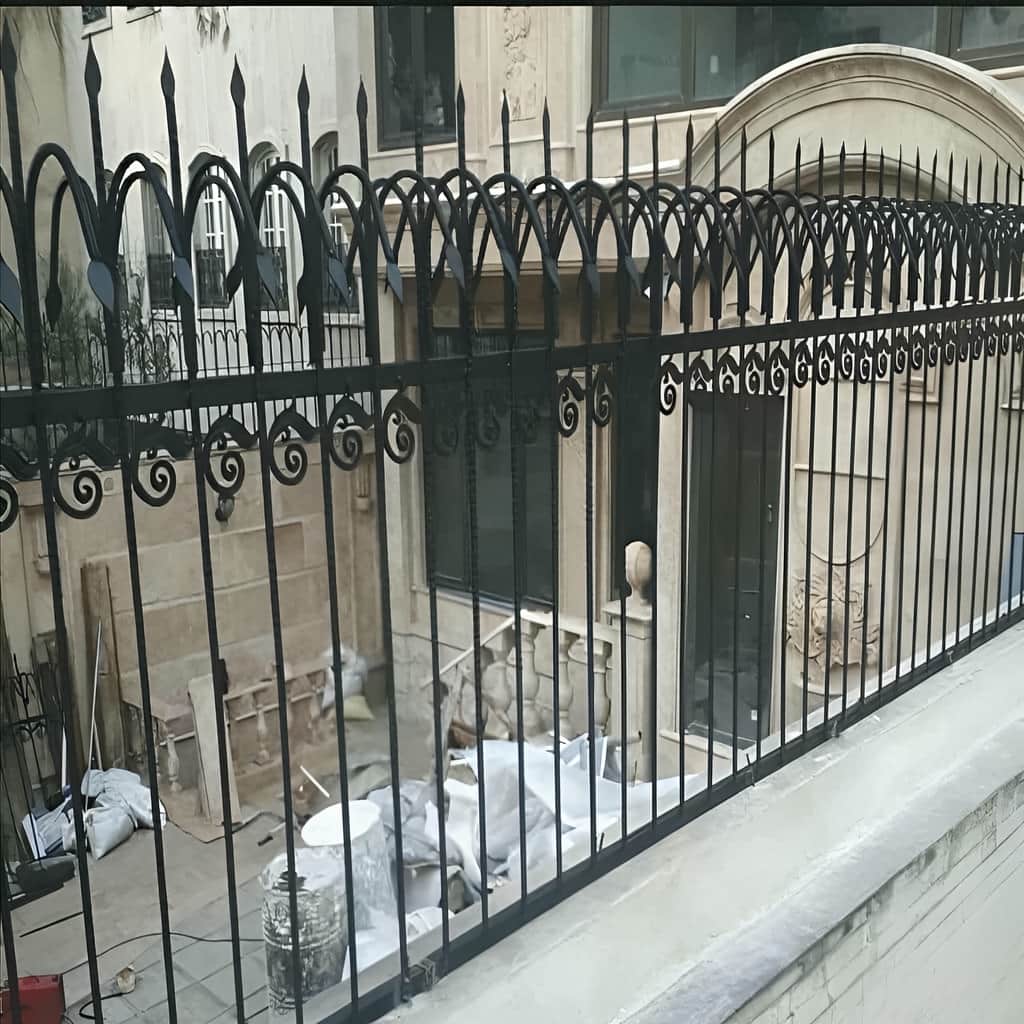 حفاظ شاخ گوزنی و حفاظ سرنیزه ای با تراکم مناسب برای دیوار