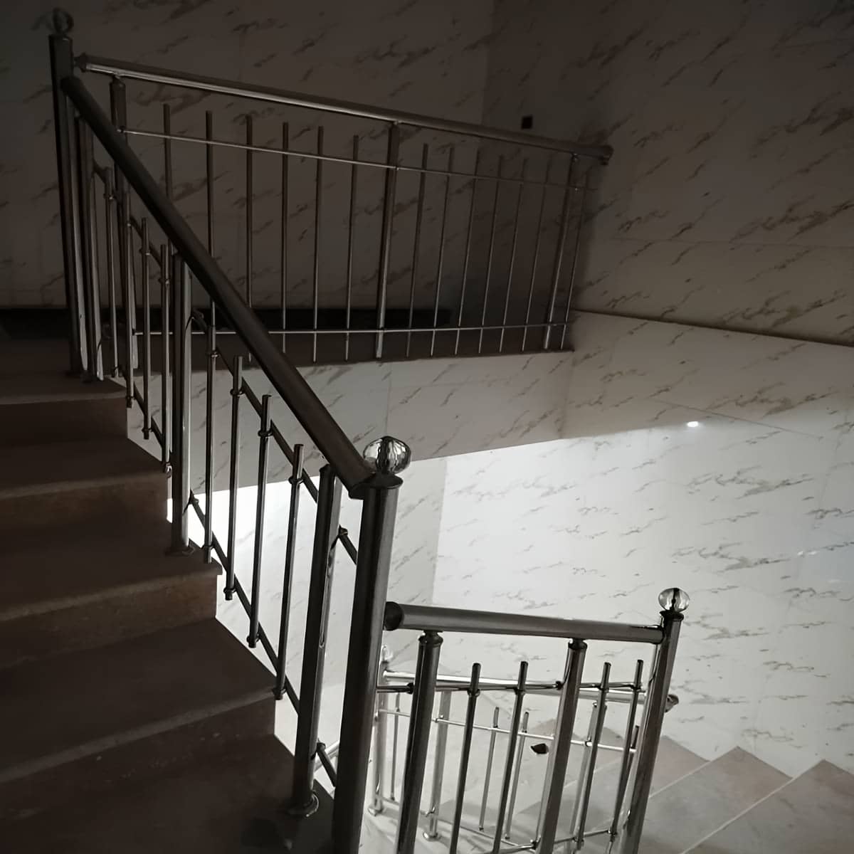 نرده استیل طلایی با برش دقیق لوله و دستگیره نرده استیل طلایی با برش دقیق لوله و دستگیره