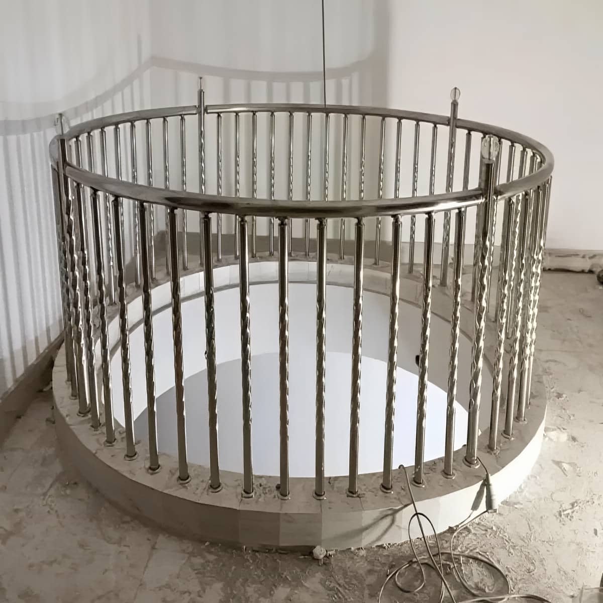 نرده استیل طلایی با فریم براق و پایه های تراز نرده استیل طلایی لوکس