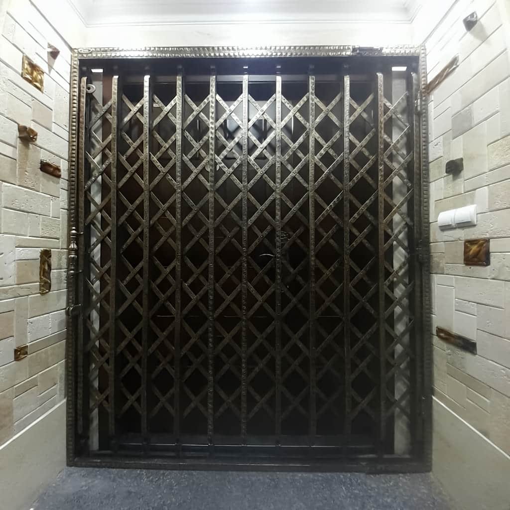 اجرای درب آکاردئونی شیک قفل دار برای ورودی راهرویی