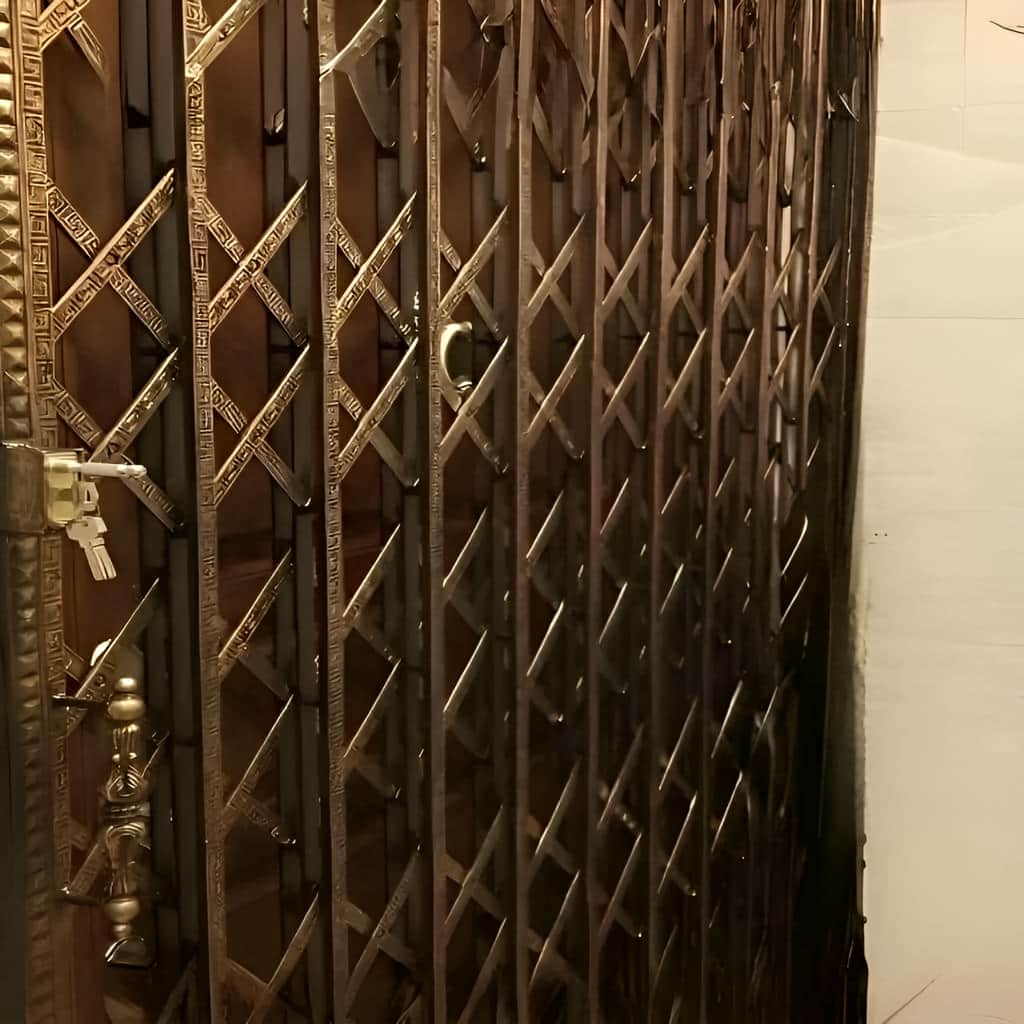 سفارش درب آکاردئونی شیک قفل دار با جای قفل دقیق