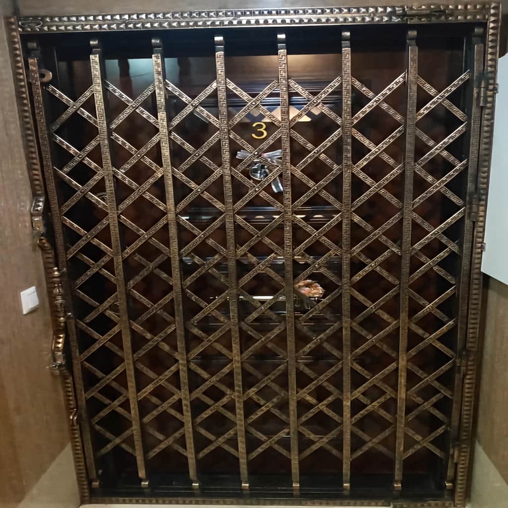 ساخت درب آکاردئونی شیک قفل دار برای دهانه خاص
