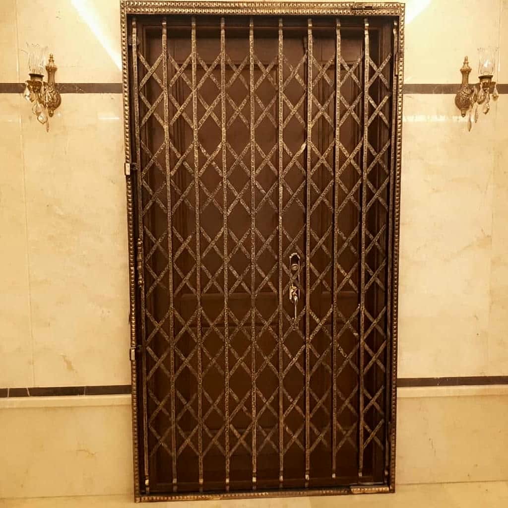 نصب درب آکاردئونی شیک قفل دار با پروفیل آهنی مقاوم