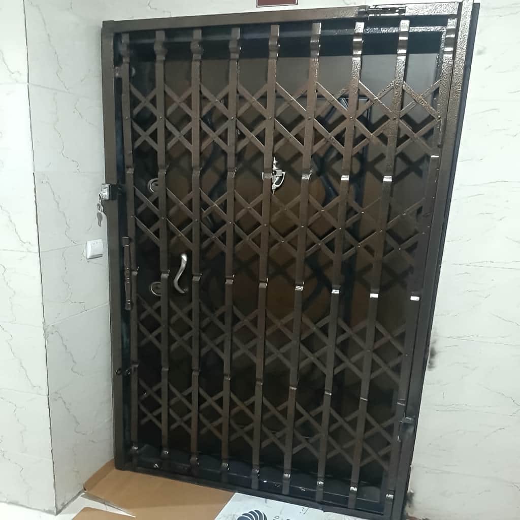 نصب درب آکاردئونی چهار گل لوزی با پروفیل آهنی مقاوم
