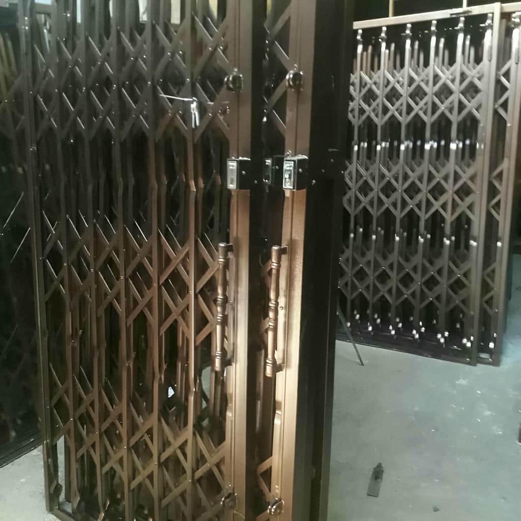 درب آکاردئونی آپارتمان با پروفیل آهنی و رنگ کوره‌ای