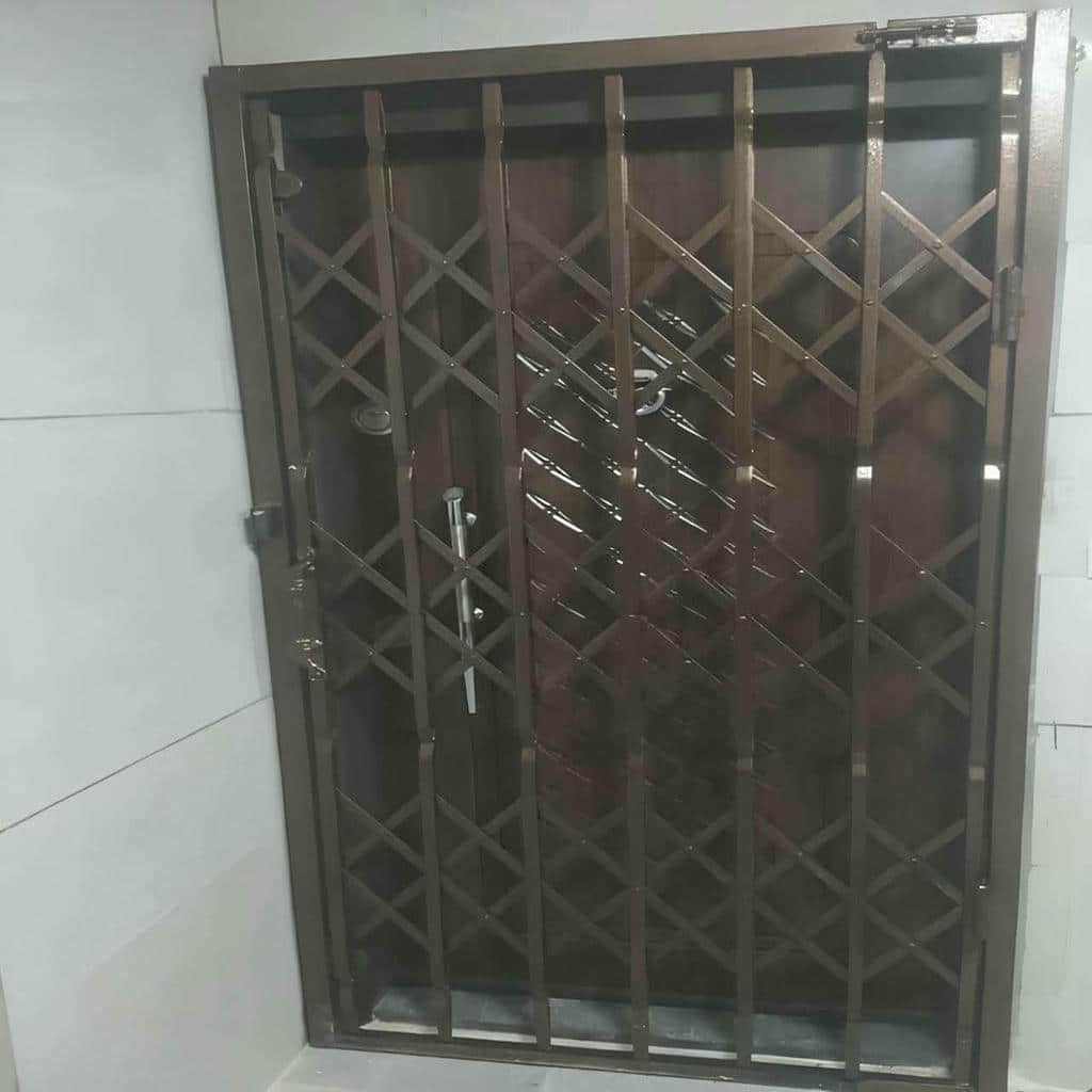 سفارش درب آکاردئونی مشکی طلایی با ترکیب رنگ دقیق