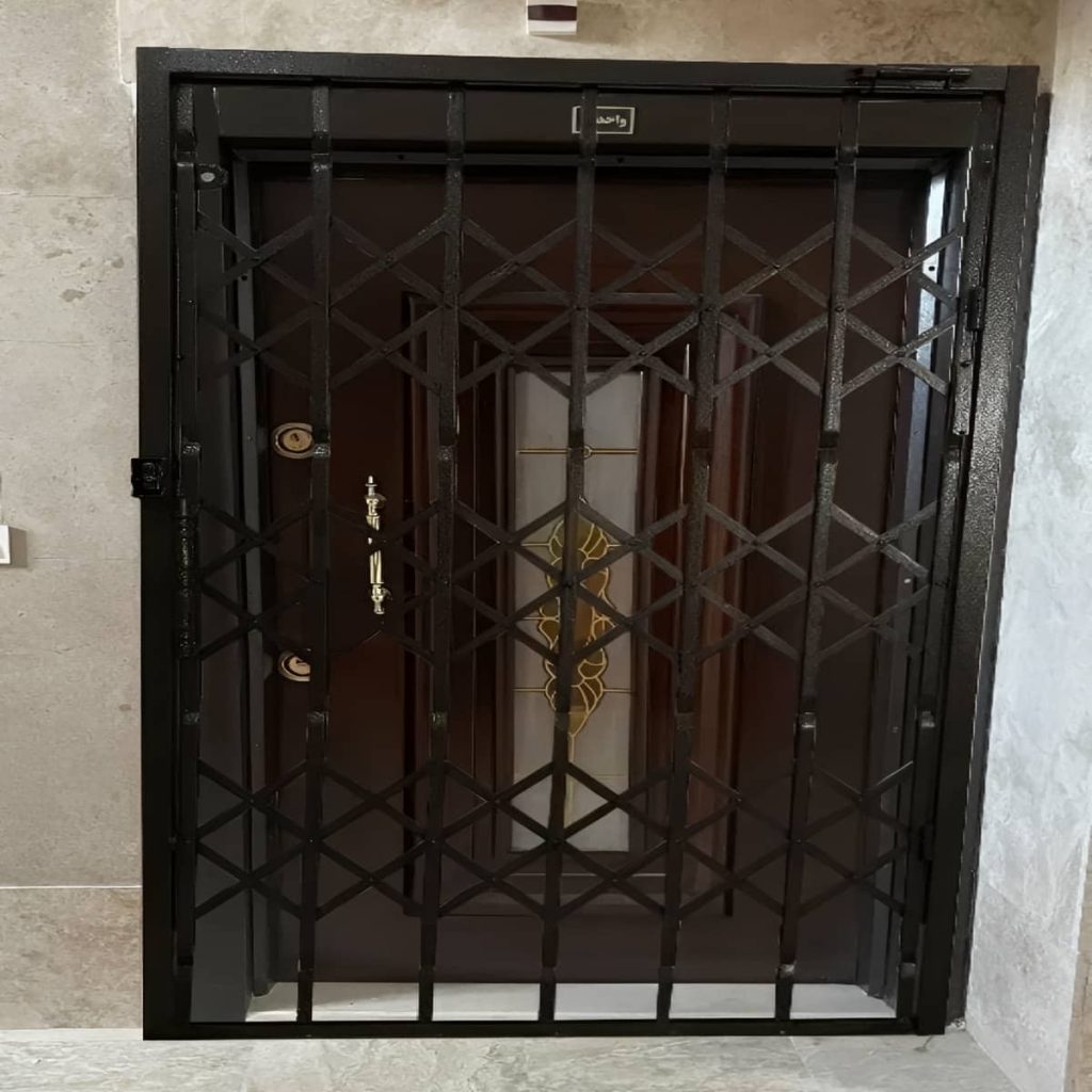 درب آکاردئونی مشکی طلایی برای ورودی لوکس