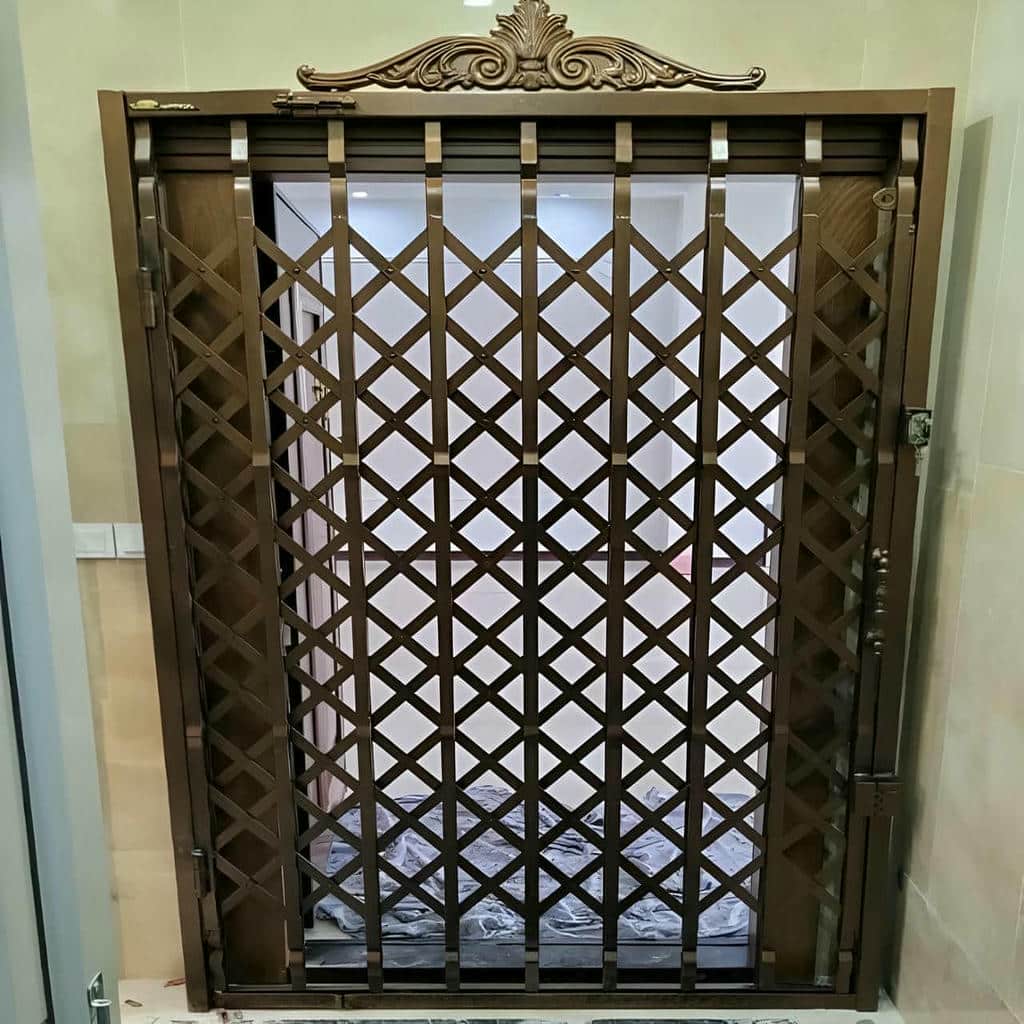 ساخت درب آکاردئونی مشکی طلایی برای دهانه خاص