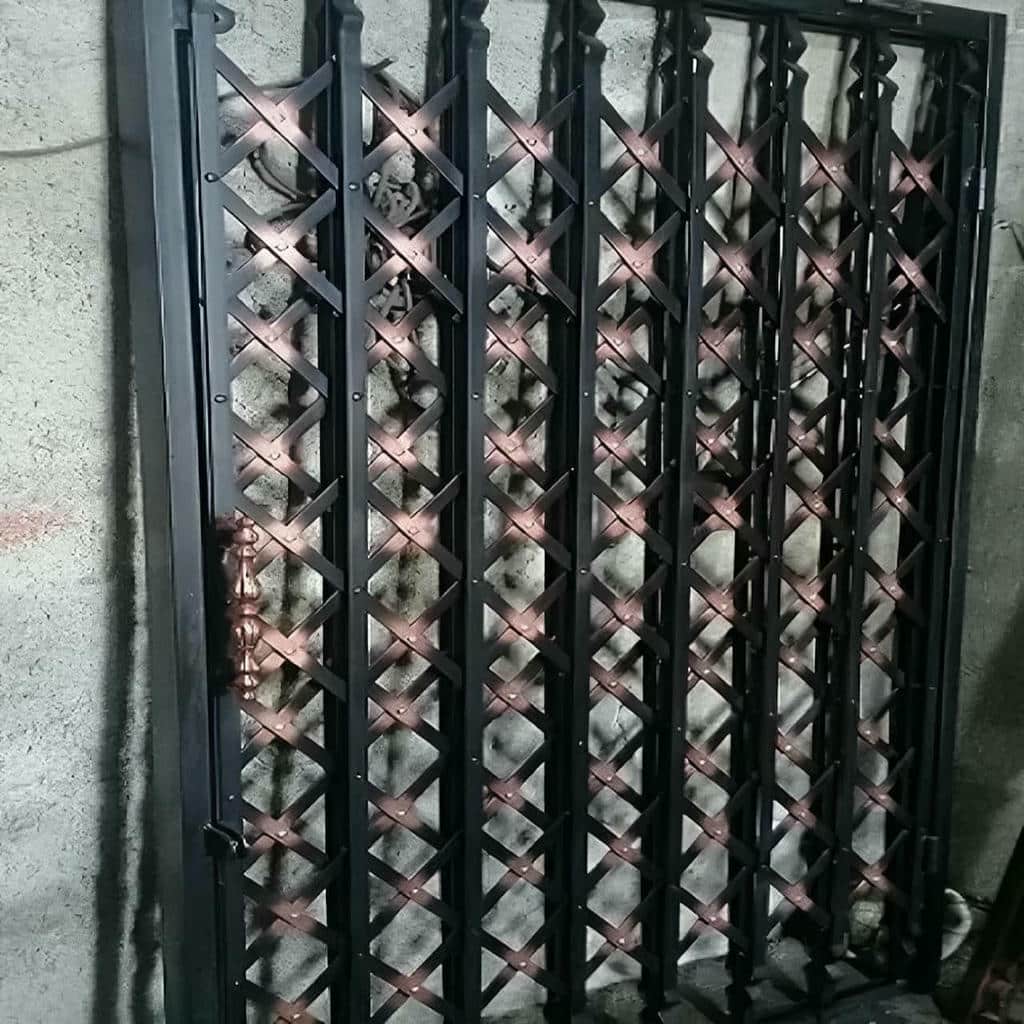 سفارش درب ریلی آکاردئونی کم جا با قفل ایمن