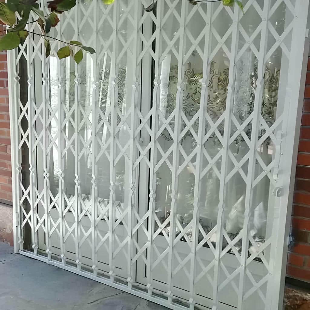 اجرای درب حفاظ فلزی ورودی واحد برای راهروی مشترک