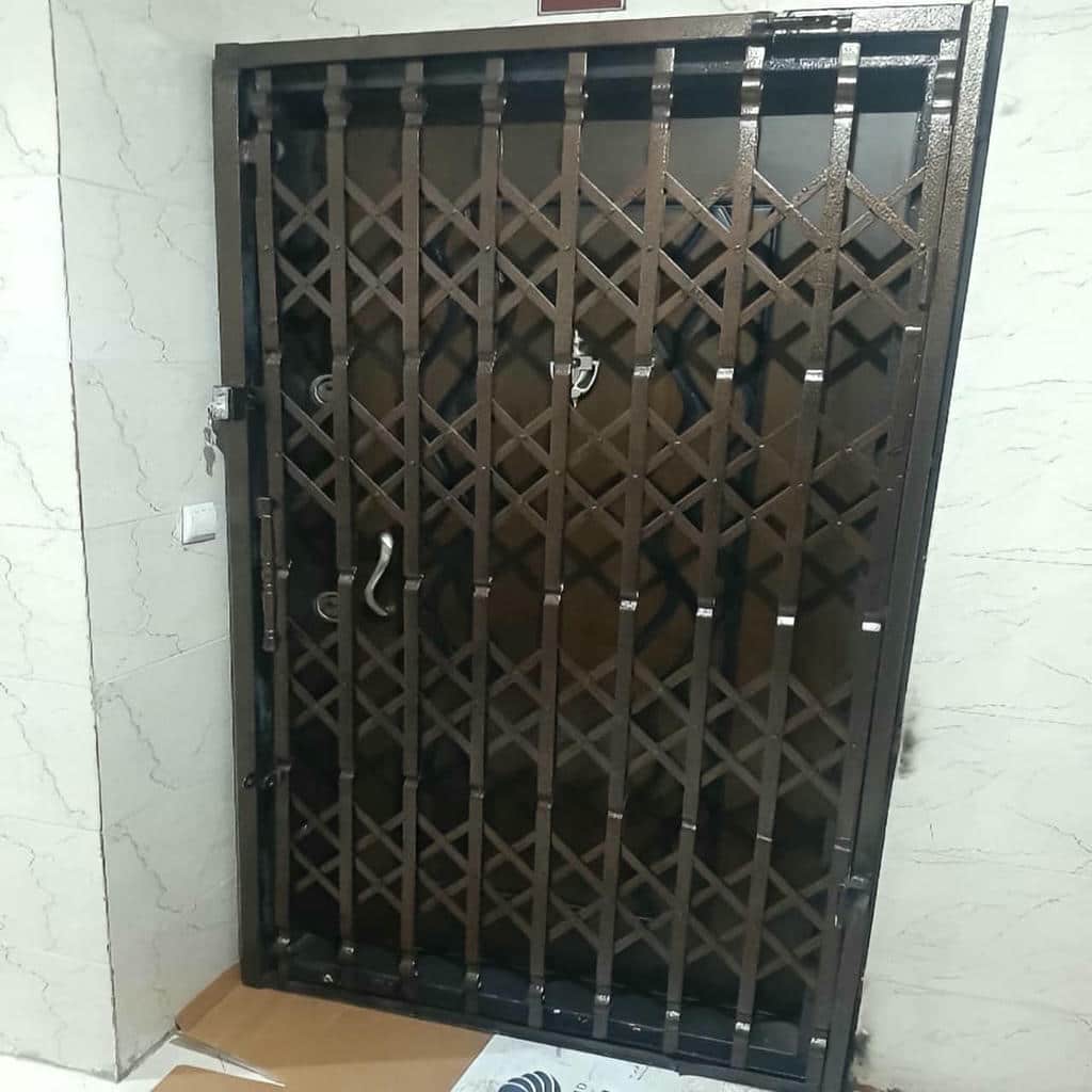 نصب درب ریلی آکاردئونی کم جا روی چهارچوب موجود