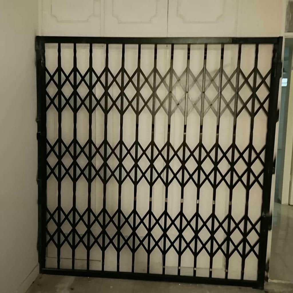 خرید درب آکاردئونی مشکی طلایی با بررسی شرایط پروژه