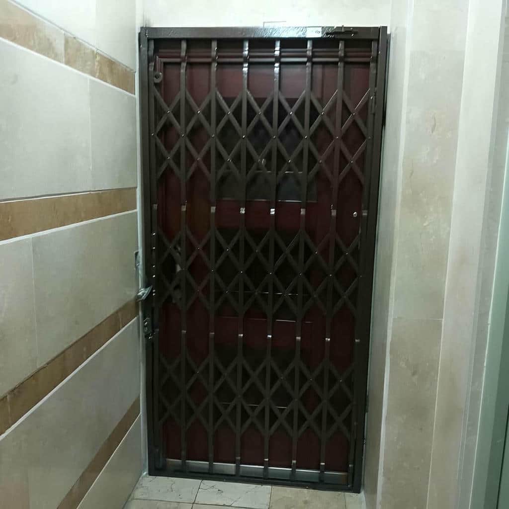 نصب درب آکاردئونی مشکی طلایی روی چهارچوب موجود