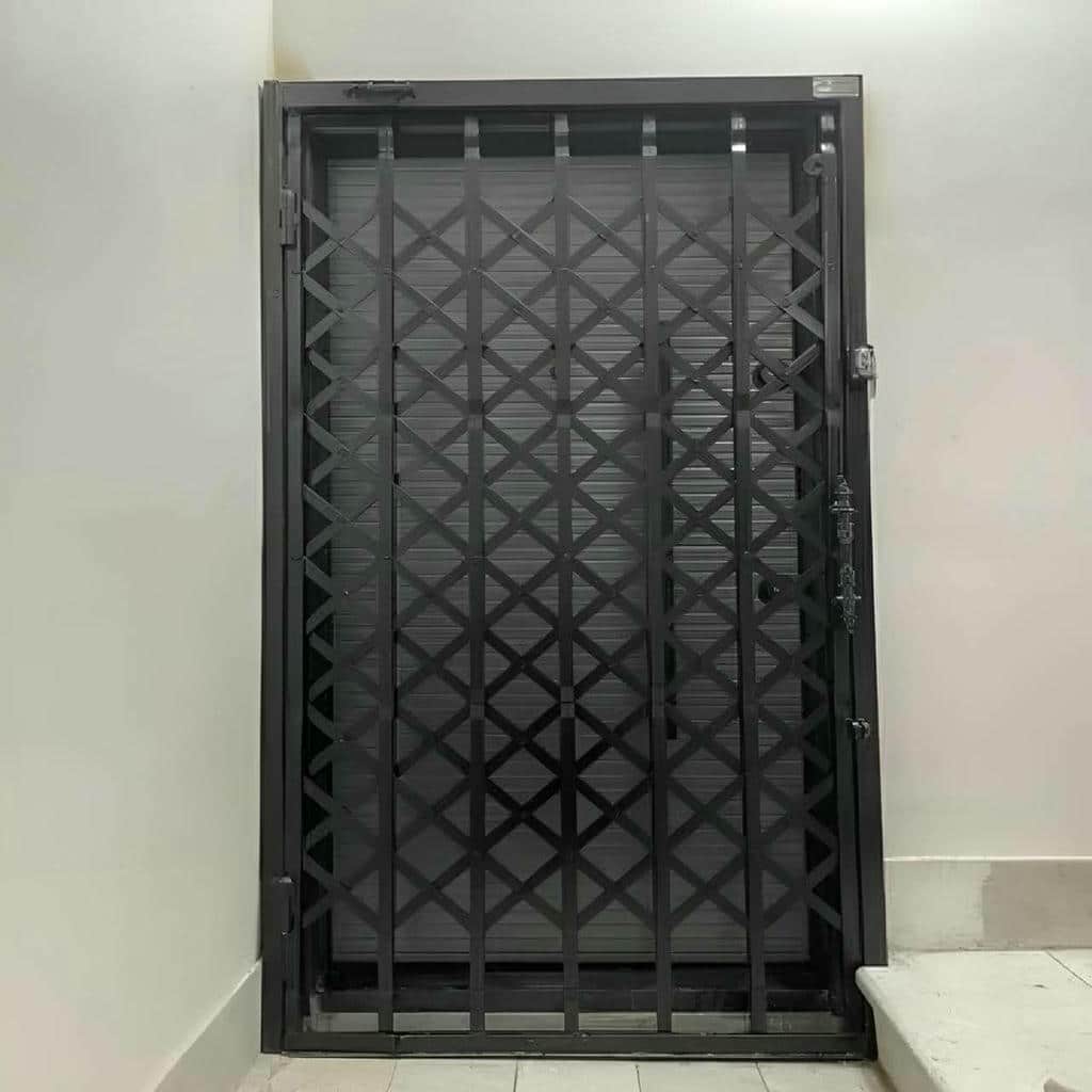 اجرای درب آکاردئونی برای واحد اداری در ورودی پرتردد