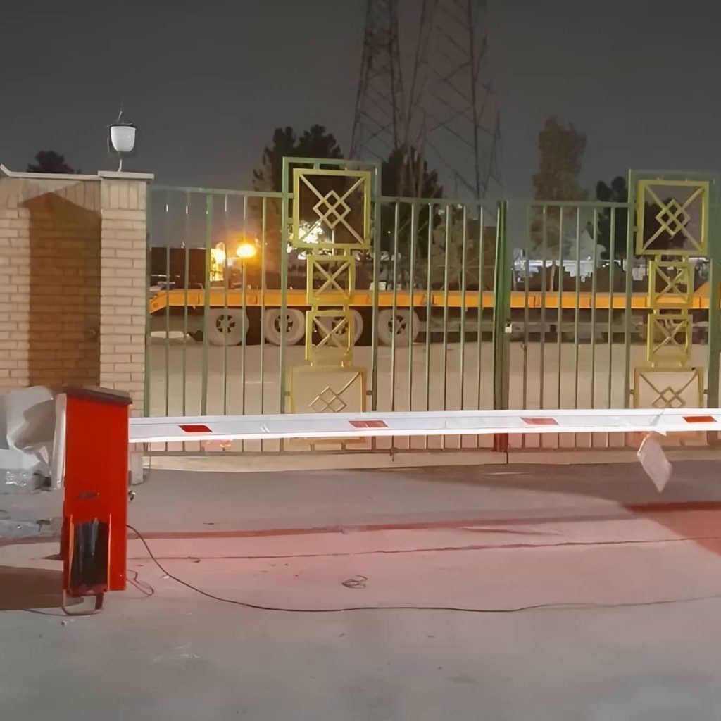 اجرای راهبند صنعتی بازوی بلند با فونداسیون مقاوم